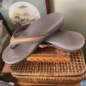 VIONIC SANDALS size 10